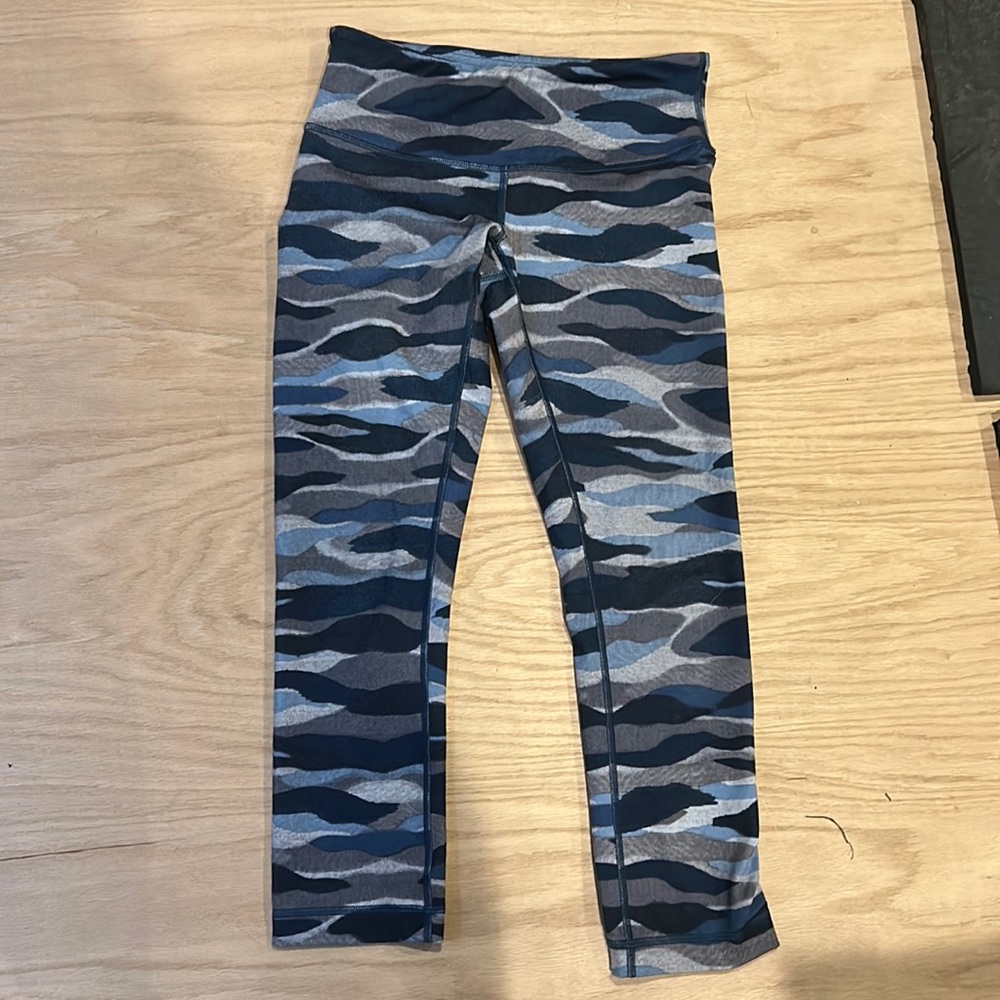 Lululemon Wunder Under Crop III
Mini Coast Camo Deep Navy Multi